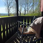Koselig Pa Eget Tun Med Varmtvanns Utedusj Hébergement de vacances