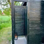 Koselig Pa Eget Tun Med Varmtvanns Utedusj Semesterbostad As