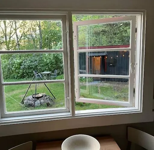 Feriehus Koselig Pa Eget Tun Med Varmtvanns Utedusj *