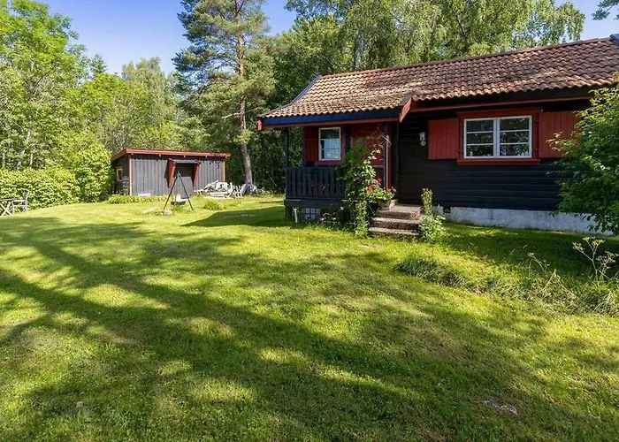 Feriehus Koselig Pa Eget Tun Med Varmtvanns Utedusj As