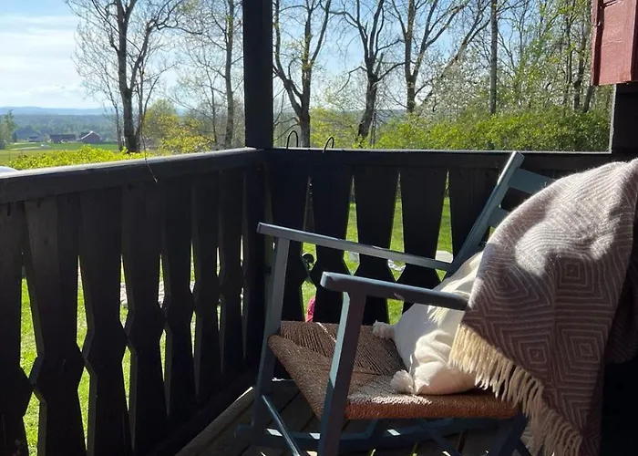 Koselig Pa Eget Tun Med Varmtvanns Utedusj Semesterbostad