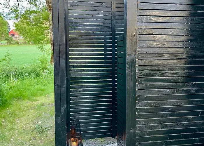 Koselig Pa Eget Tun Med Varmtvanns Utedusj Feriehus As