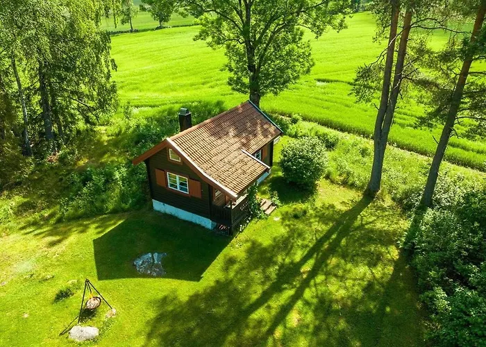 Koselig Pa Eget Tun Med Varmtvanns Utedusj Feriehus