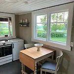 Koselig På Eget Tun Med Varmtvanns Utedusj Feriehus As