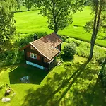Koselig På Eget Tun Med Varmtvanns Utedusj Feriehus